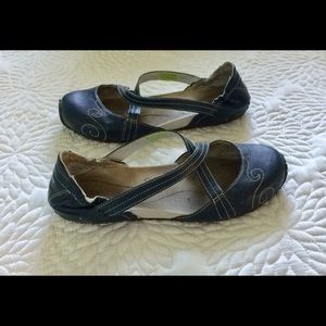 Crisscross strap shoes by Ahnu Navy